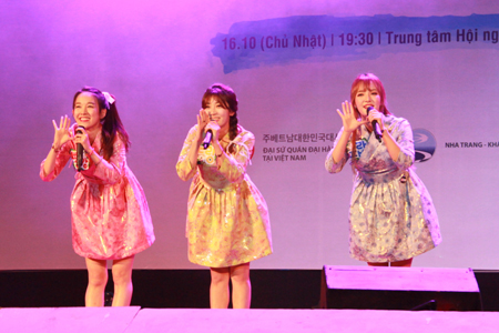 Nhóm nhạc Pungdeng-E đã tạo nên không khí sôi động với nhiều bài nhạc pop vui tươi