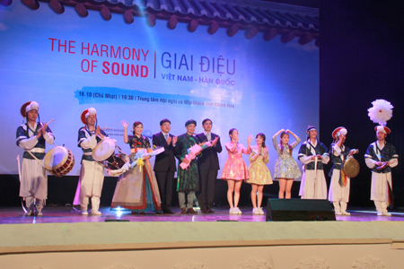 Ông Nguyễn Duy Bắc và ông Lee Hyuk tặng hoa cho các nghệ sĩ tham gia chương trình