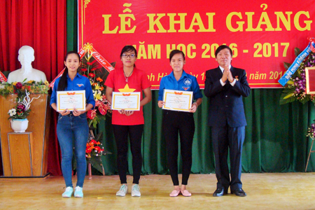 Ông Nguyễn Tiến Lợi – Hiệu trưởng nhà trường trao giấy khen cho các học sinh, sinh viên giỏi.