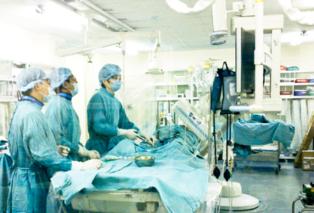 Thực hiện can thiệp tim mạch tại Bệnh viện Đa khoa tỉnh Khánh Hòa
