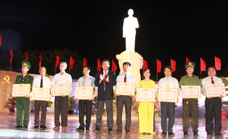 Đồng chí Lê Thanh Quang tặng bằng khen của Thủ tướng Chính phủ cho các tập thể và cá nhân