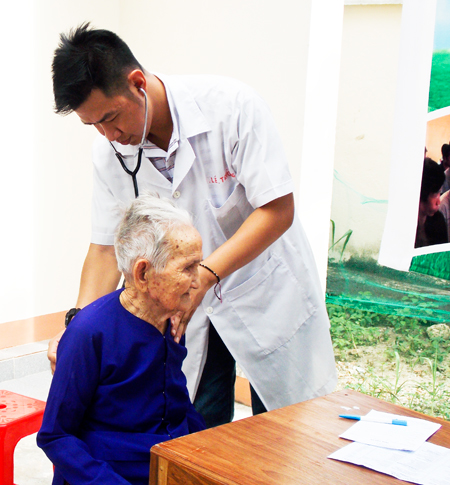 Khám bệnh cho người cao tuổi ở thôn đảo Ninh Đảo (xã Vạn Thạnh, huyện Vạn Ninh)
