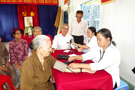Nhờ nguồn quỹ phát triển, hoạt động chăm sóc, khám bệnh cho hội viên của Chi hội Người cao tuổi thôn Võ Cang được chu đáo hơn
