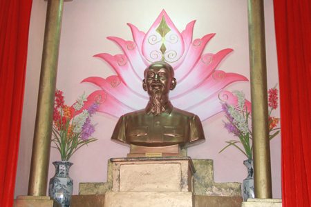 Tượng Bác Hồ do Bộ Tư lệnh Bảo vệ lăng Chủ tịch Hồ Chí Minh được đặt tại khu tưởng niệm Chủ tịch Hồ Chí Minh của gia đình ông Bùi Xuân Phước