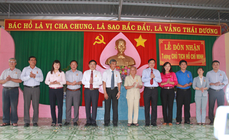 Đại diện Bộ Tư lệnh Bảo vệ lăng Chủ tịch Hồ Chí Minh tặng Huy hiệu Bác Hồ cho TP. Nha Trang và ông Bùi Xuân Phước