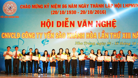 Lãnh đạo Công ty Yến sào Khánh Hòa trao giấy khen cho nữ cán bộ, công chức công ty.