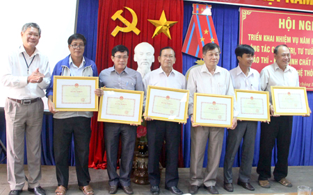 Ông Trần Quang Mẫn - Phó Giám đốc Sở Giáo dục và Đào tạo trao bằng khen của Bộ Giáo dục và Đào tạo cho các cá nhân