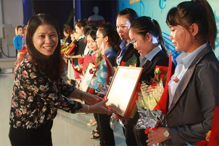 Bà Bùi Thị Hạnh, Phó Tổng giám đốc Công  ty Yến sào Khánh Hòa trao giấy khen cho nữ  công nhân công ty 