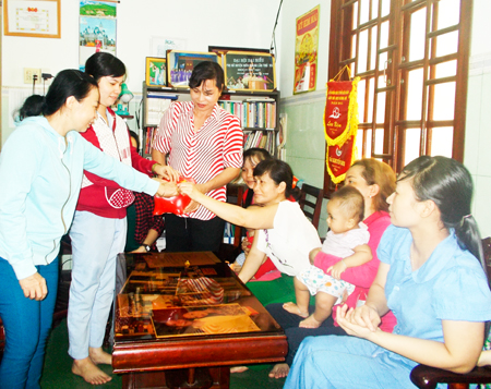 Hội viên, phụ nữ Chi hội Phụ nữ mẫu Dinh Thành 1  tham gia nuôi heo đất tiết kiệm
