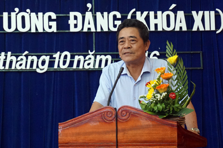 Ông Lê Thanh Quang báo cáo kết quả hội nghị Trung ương 4