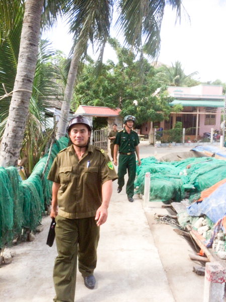 Các thành viên Tổ tự quản an ninh trật tự nuôi trồng thủy sản Bãi Lao đi tuần tra
