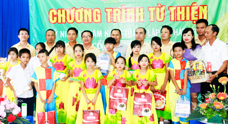 Đại diện Công ty Cà phê Mê Trang  và Tỉnh đoàn tặng quà cho thiếu nhi Trung tâm Bảo trợ xã hội và Công tác xã hội thị xã Ninh Hòa