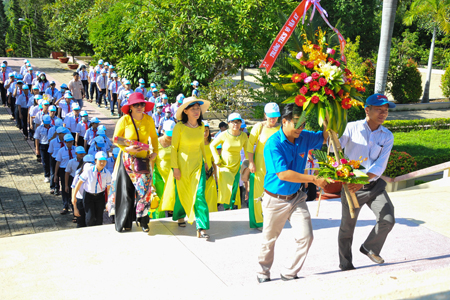 Rời công viên Võ Văn Ký, đoàn đến dâng hương tưởng niệm tại Nghĩa trang liệt sĩ Hòn Dung (TP. Nha Trang)