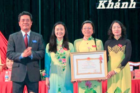 Ông Lê Thanh Quang trao Huân chương Lao động hạng Nhất cho Hội LHPN tỉnh.