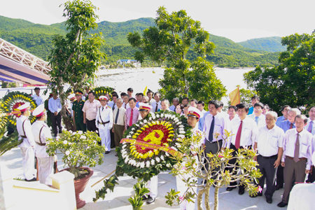 Lãnh đạo tỉnh dâng hoa tưởng niệm các anh hùng liệt sĩ tàu C235.