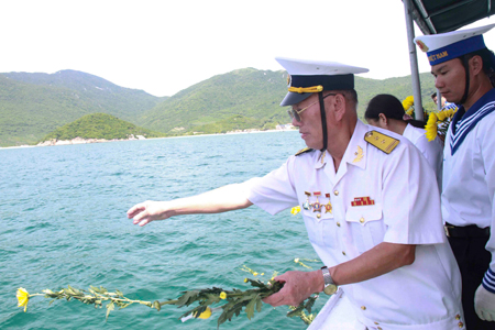 Ông Lê Văn Mai – chiến sĩ tàu C235 thả hoa tưởng nhớ các đồng đội đã hy sinh trên vùng biển Hòn Hèo.
