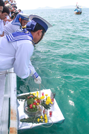 Cán bộ Học viện Hải quân thả hoa tưởng nhớ các anh hùng, liệt sĩ đã hy sinh khi tham gia đường Hồ Chí Minh trên biển.