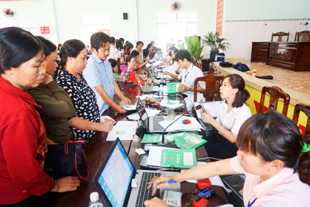 Phòng Giao dịch NHCSXH thị xã Ninh Hòa giải ngân vốn vay cho người dân phường Ninh Hiệp