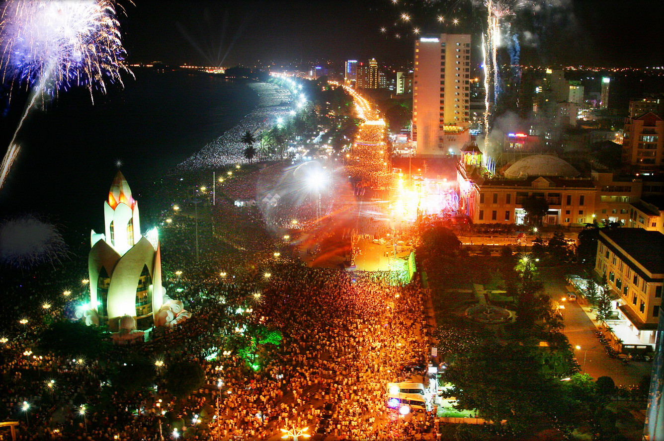 Nha Trang always attracts a large number of visitors every sea festival.
