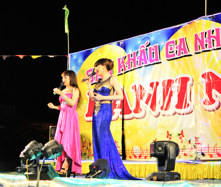 Biểu diễn ca nhạc của một đoàn lô tô ở phường Vĩnh Hải