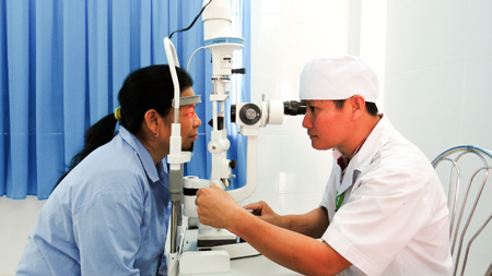 Khám mắt cho bệnh nhân bị đục thủy tinh thể ở Bệnh viện Đa khoa huyện Vạn Ninh