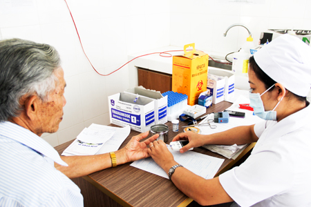 Xét nghiệm đường huyết tại Trung tâm Y tế huyện Cam Lâm