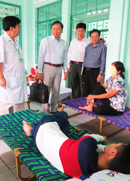  Đồng chí Nguyễn Đắc Tài (thứ hai từ trái sang) thăm bệnh nhân sốt xuất huyết đang điều trị tại Bệnh viện Bệnh nhiệt đới