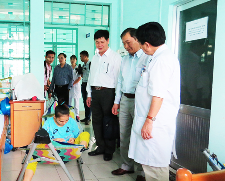 Đồng chí Nguyễn Đắc Tài (thứ hai từ phải sang) thăm bệnh nhân điều trị sốt xuất huyết tại Bệnh viện Bệnh nhiệt đới