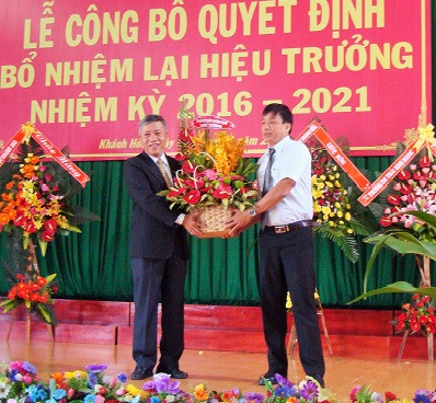 Đại diện công đoàn và tập thể nhà trường tặng hoa cho PGS.TS Trang Sĩ Trung. 