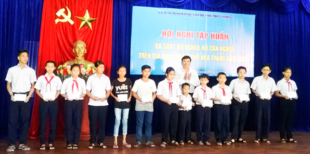 Trao học bổng cho học sinh nghèo hiếu học trên địa bàn TP. Nha Trang