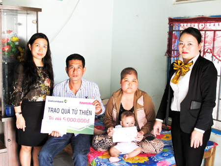 Đại diện Báo Khánh Hòa và Vietcombank Nha Trang  trao tiền ủng hộ cho chị Lê Thị Kiều My