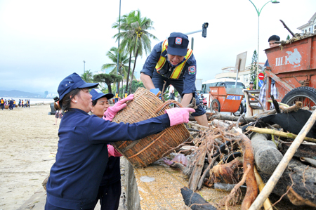Công nhân Công ty Cổ phần Môi trường đô thị  Nha Trang dọn vệ sinh bãi biển