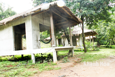   Những bungalow ở khu du lịch Ba Hồ vẫn còn bị bỏ trống