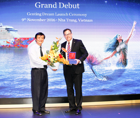 Đồng chí Trần Sơn Hải (bên trái) tặng hoa chúc mừng đại diện Hãng tàu Dream Cuise Line