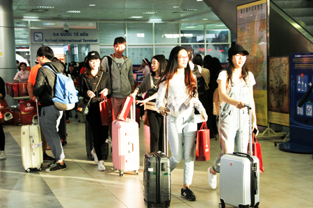 First passengers of the flight from Hong Kong at Cam Ranh International Airport