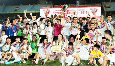Hà Nội T&T - đội bóng liên quan đến bầu Hiển - ăn mừng chức vô địch V-League 2016
