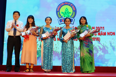 Ông Nguyễn Duy Bắc trao quà của nhà trường cho các giáo viên xuất sắc.  