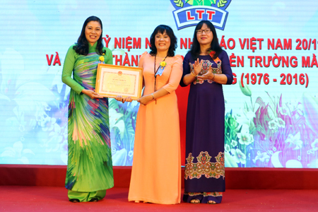 Bà Hoàng Thị Lý - Phó Giám đốc Sở Giáo dục và Đào tạo trao bằng khen của Bộ Giáo dục và Đào tạo cho nhà trường