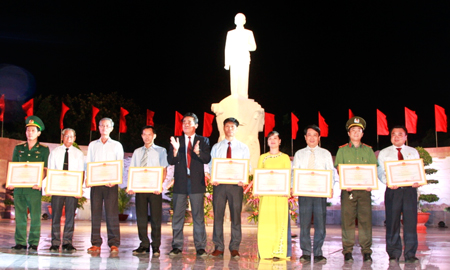 Đồng chí Lê Thanh Quang - Ủy viên Trung ương Đảng, Bí thư Tỉnh ủy  tặng bằng khen của Thủ tướng Chính phủ  cho các tập thể và cá nhân, trong đó có Đảng ủy phường Cam Lợi