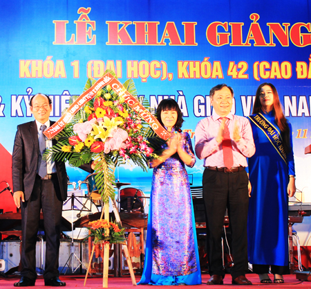 Đồng chí Nguyễn Đắc Tài (thứ 2 từ phải qua) tặng hoa chúc mừng Trường Đại học Khánh Hòa