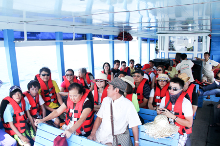 Khách du lịch tham gia tour tham quan biển đảo Nha Trang