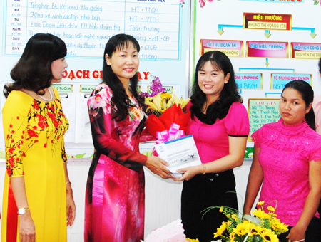 Đại diện Liên đoàn Lao động tỉnh tặng hoa chúc mừng  tập thể Trường Mầm non Ngọc Lan