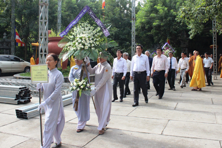 Đoàn lãnh đạo tỉnh do ông Lê Thanh Quang đến viếng Trưởng lão Hòa thượng Thích Thiện Bình.