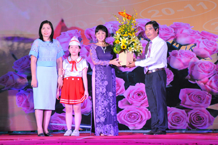 Đại diện phụ huynh và học sinh tặng hoa tri ân đại diện giáo viên nhà trường