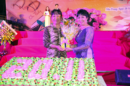 Lãnh đạo trường (bên phải) tặng hoa, quà tri ân nguyên lãnh đạo Phòng Giáo dục và Đào tạo TP. Nha Trang