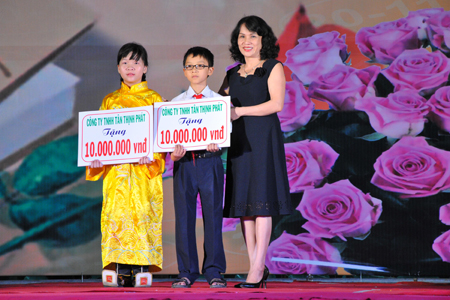 Lãnh đạo Công ty TNHH Tân Thịnh Phát trao biểu trưng học bổng cho học sinh 2 trường