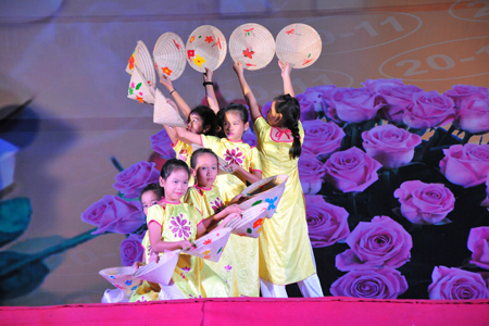 Học sinh Trường Tiểu học Vĩnh Phương 2 chung vui với điệu múa nón Việt Nam quê hương tôi