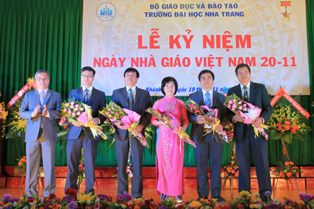 PGS.TS Trang Sĩ Trung – Hiệu trưởng Trường Đại học Nha Trang tặng hoa chúc mừng 5 tân phó giáo sư.
