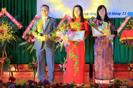 PGS.TS Trang Sĩ Trung – Hiệu trưởng Trường Đại học Nha Trang trao kỷ niệm chương của Bộ Giáo dục và Đào tạo cho các cá nhân.