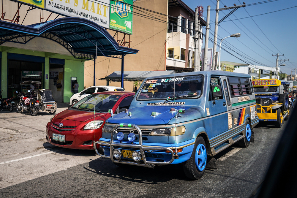  Những chiếc Jeepney đầu tiên mà chúng tôi bắt gặp tại thành phố Angeles (Pampanga, Philippines).